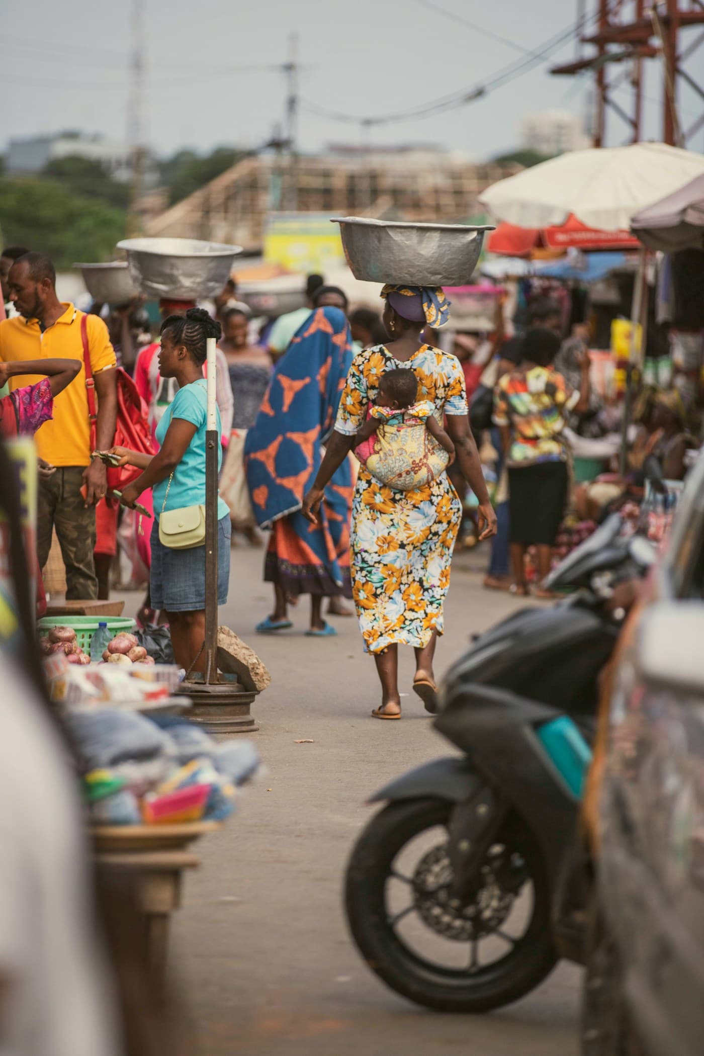 A market woman in Accra carrying a headpan of goods